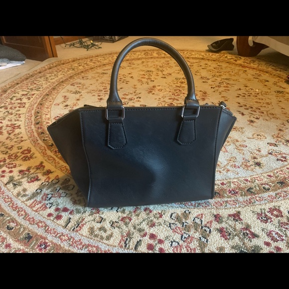 ❗️FREE w/ $50 purchase ❗️GUESS Women's Mill Creek Satchel - Picture 5 of 12